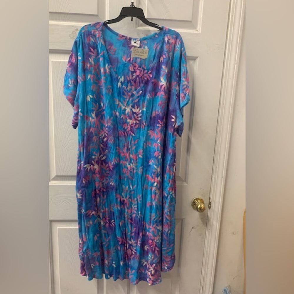 NWT crinkle rayon dress short sleeve vneck light blue pink vine
